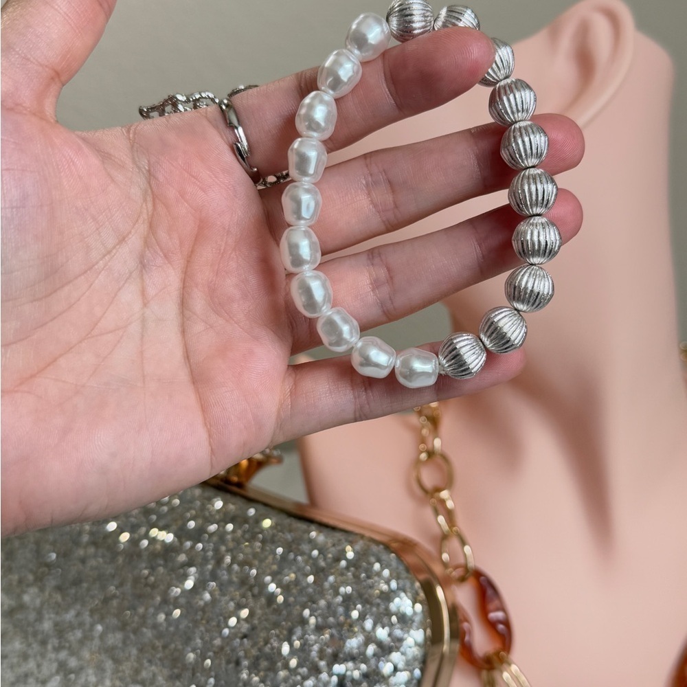 ⚜️❤️‍🔥 Silver and Faux Pearl Beaded Stretch Bracelet 💫 - Picture 5 of 7